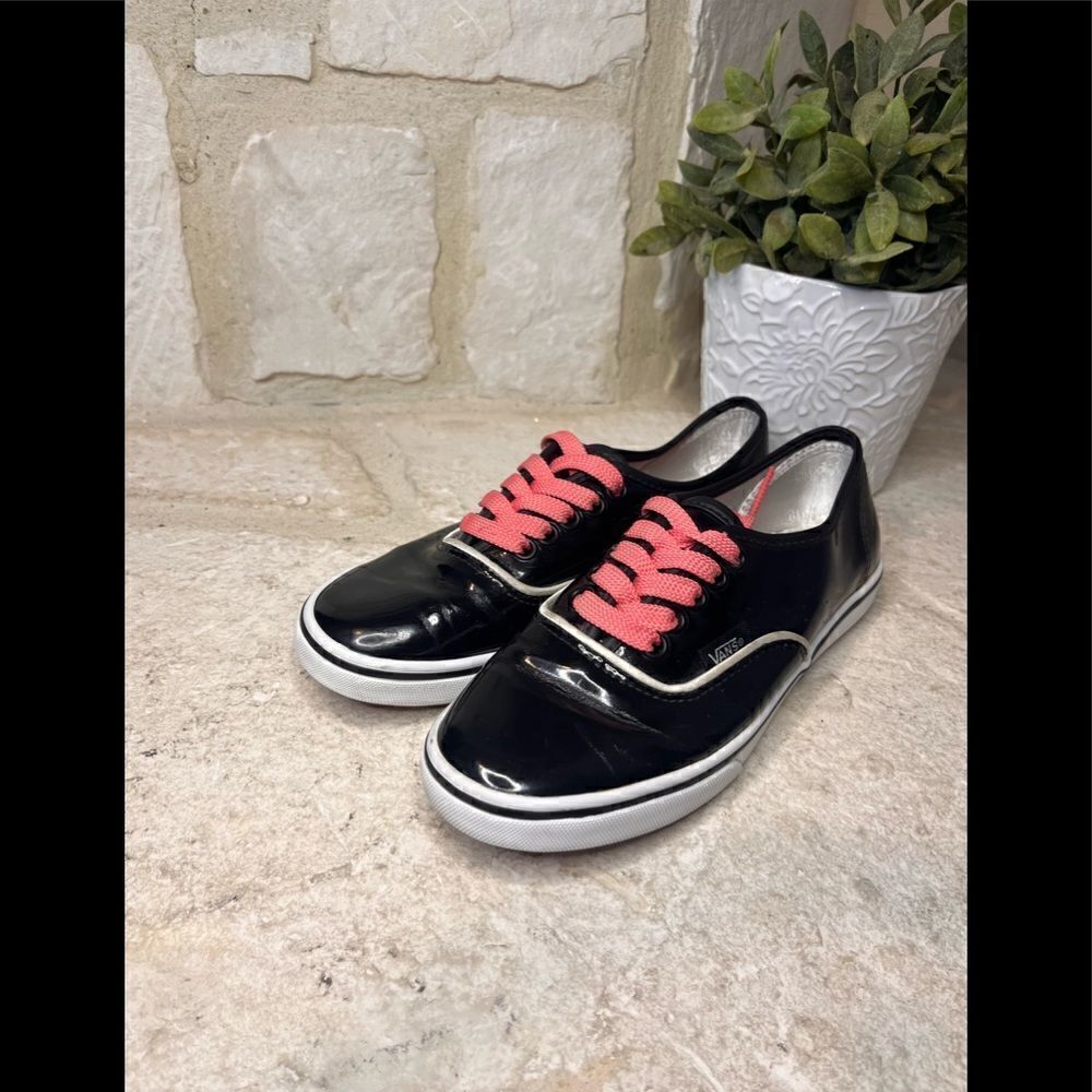 Vans Off the Walls black patent leather pink lace up shoes sz 6